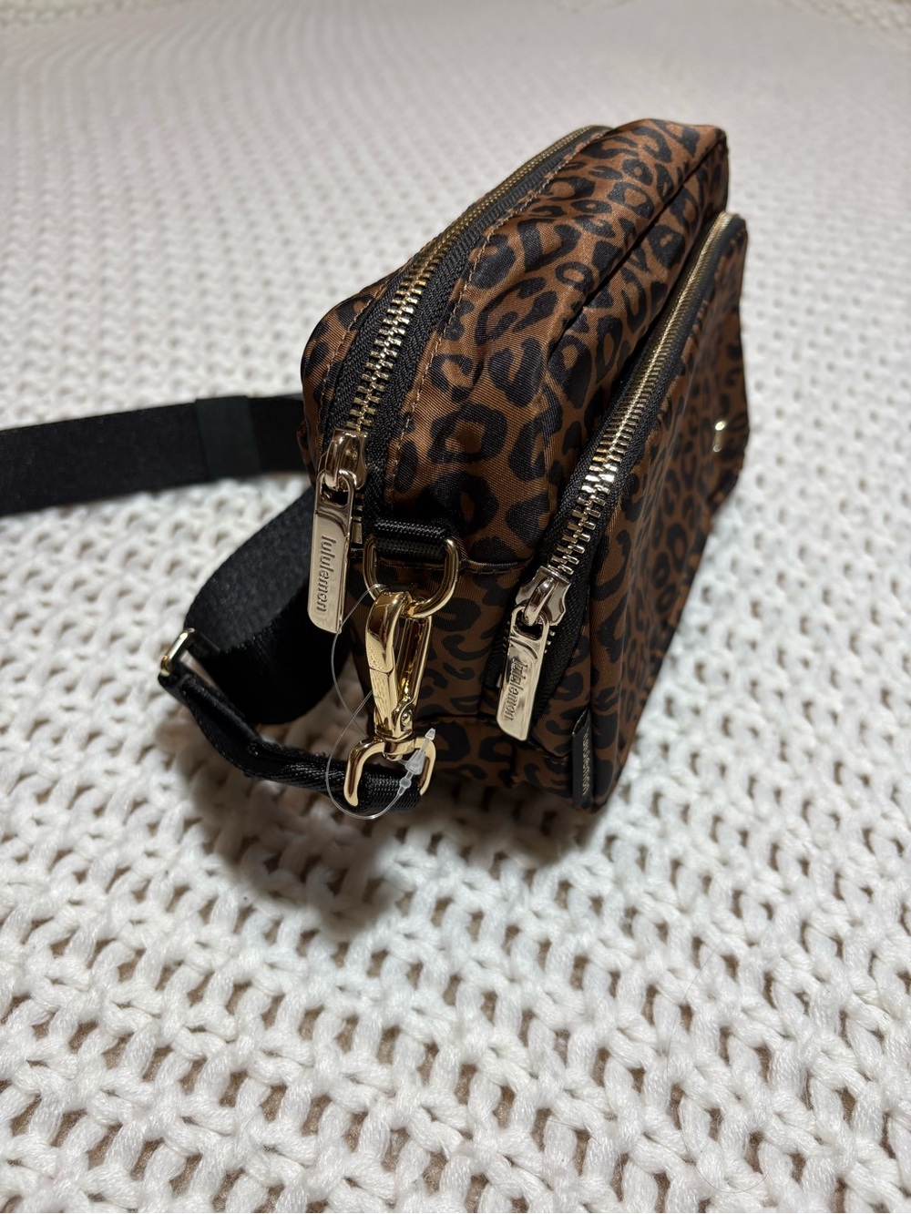 (NWT) RARE! lululemon leopardo everywhere crossbody bag *metal hardware - Picture 4 of 11